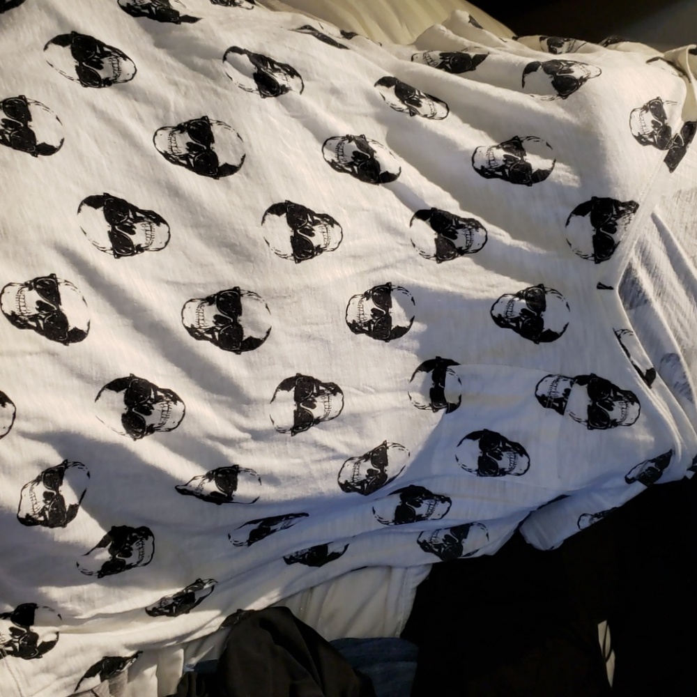 Torrid size 3 White skull tee
